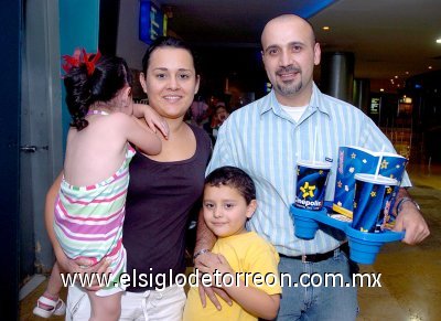 09052007
Rafael Ríos, Jazzibe de Ríos, Andrea y Rafa Ríos fgueron a ver el Hombre Araña 3