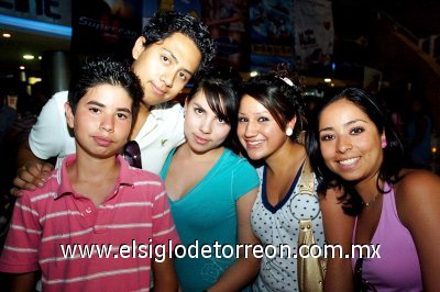 06082007
Jesús Vázquez, Enrique Ponce, Cinthia Vázquez, Karen Camino y Grisel Ponce.
