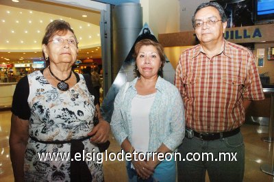 29082007
Magda Díaz de Lugo, Irene Reyes de Lugo y José Luis Lugo.