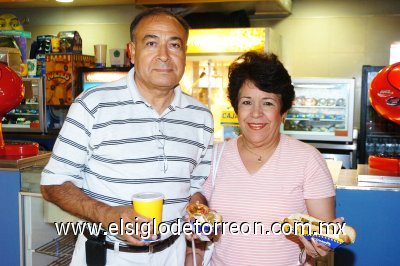 07102007
Raúl y Anita Lares compraron boleto para la función de El Vidente.