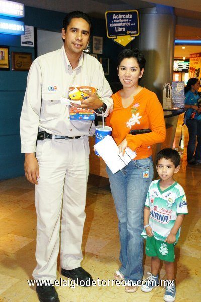 07102007
Rodrigo Velázquez, Martha Teresa de Velázquez y Rodrigo Sebastián Velázquez fueron a ver Super Can.