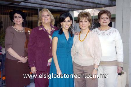 02032007 Ana Lucía con las anfitrionas de la reunión, Tita de Ortueta, Gaby Sáenz,Ángeles de Villarreal y Nina de Sáenz.