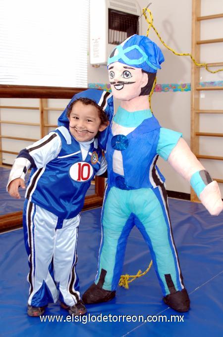 02032007 
Al igual que Heriberto, la piñata tenía que ser de un valiente pirata.