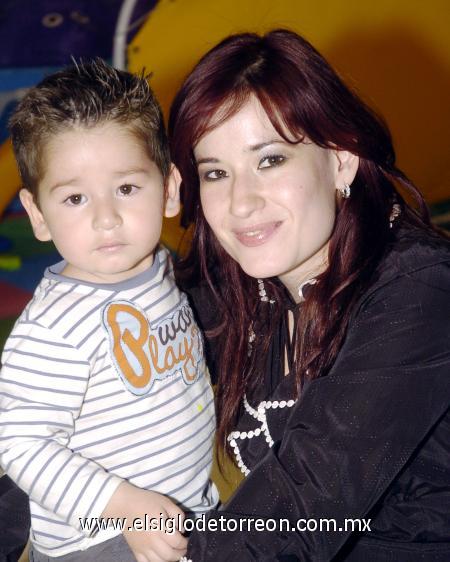 02032007 
Beatriz Flores con su hijo Patricio Pérez Flores.