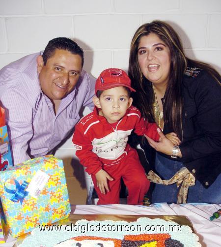 02032007 
Bernardo Nevárez Berumen cumplió tres años y sus padres, César 'Flippy' y Yadira de Nevárez,le organizaron una fiesta de Cars.