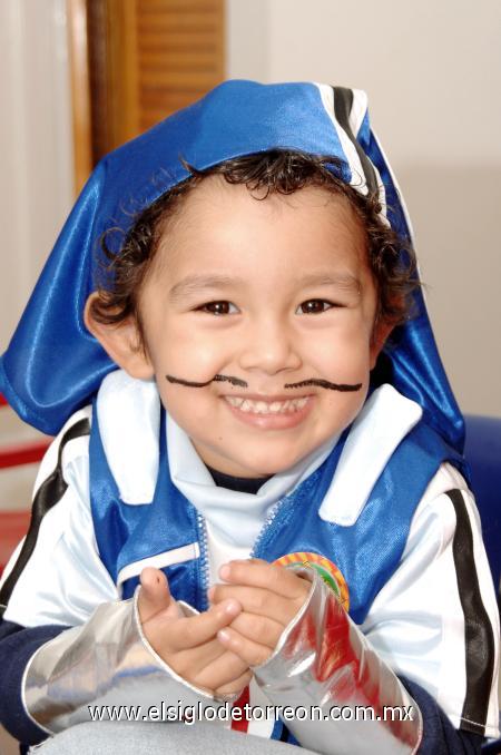 02032007 
Como un encantador Pirata del Caribe, lució en su cumpleaños Heriberto.