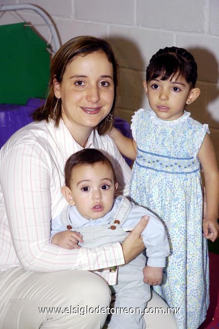 02032007 
Cristina Rosas de Dovalina, en compañía de sus hijitas Ana Crus y Luis Fer.