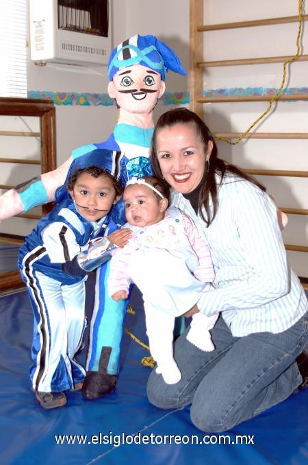 02032007 
Heriberto Gutiérrez Trasfí junto a su mamá, Anel y su hermanita Angie.