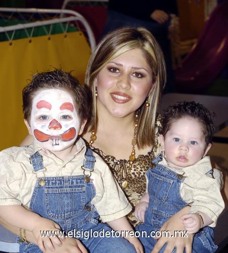 02032007 
Ivonne Gallardo de Fernández, con sus hijitos Emiliano y Roberto.