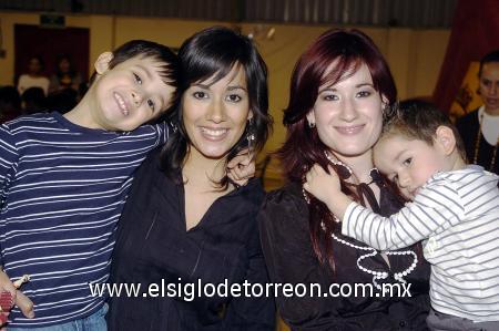 02032007 
Laura de Eguía con su hijo Sebastián, Beatriz de Pérez acompañada de su pequeño Patricio.