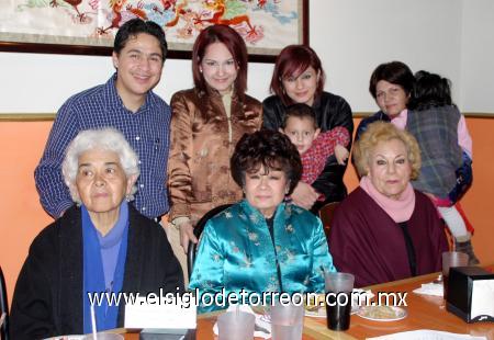 02032007 
María Amparo de Rivera, Socorrito Lee de Ramírez, Alma, Alaín Estrello, Sonia y Mónica Cháirez y Blanca Graciela Ramírez Lee.