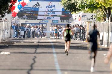 La salida al contingente varonil se dio a las 07:00 horas frente a las instalaciones del Grupo Industrial Lala en el Parque Industrial de Gómez Palacio, y el banderazo estuvo a cargo del alcalde Octaviano Rendón, acompañado por el gobernador de Durango, Ismael Hernández Deras; el alcalde de Torreón, José Ángel Pérez; los directores del deporte de Gómez Palacio y Torreón, José Díaz Couder y Jaime Chávez Aguilar, respectivamente.