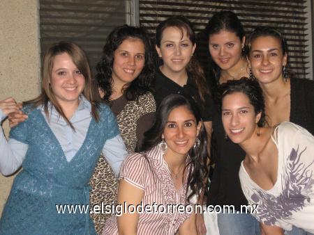 01032007
Lorena López Amor Necochea disfrutó de una agradable despedida de soltera, que le organizaron sus amigas Cristy Soler, Mafer Belmont, Helwe Dabdoub, Zurhia de Gonzalez, Ana Carmen Mendoza y Emma de Soler.
