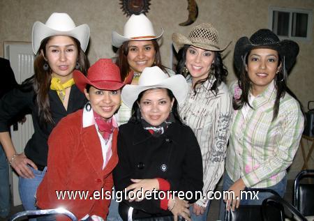 03032007
Claudia Robles junto a sus amigas Carmen, Maru, Valeria, Emma y Carmen Aguilera.
