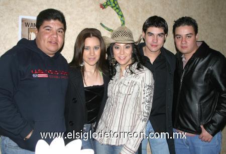 03032007
La festejada en compañía de Agustín, Griselda, Iván y Omar.