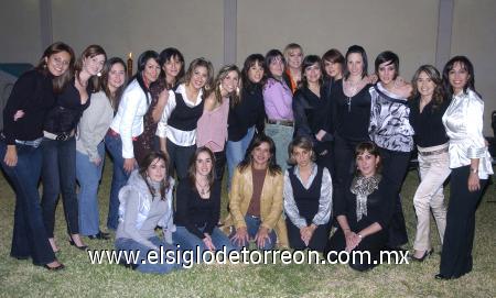 01032007
Graciela Landázuri de Díaz Vélez acompañada de sus amigas Vero, Pily, Claudia, Mónica, Liliana, Sofía, Pily, Marisa, Angélica, Liz, Lorena, Paty, Diana, Anabel, Norma, Gretchen, Gaby, Anabel, Juliana y Marusa.