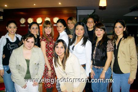 03032007
Sofía Iduñate festejó su cumpleaños junto a Mariana Iduñate, Mafer del Bosque, Carla Gurrola, Michell Monsiváis, Daniela Delgadillo, Vanessa Castaños, Fabiola Landeros, Marlen Padilla, Claudia Ríos y Sonia Serrano.