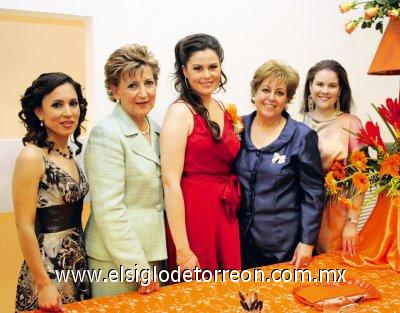 La futura novia junto a las organizadoras Betty Gómez de Calvillo, Betty Cantú de Gómez, Rosario Román de Aranzabal y Chary Aranzabal de Montaña.