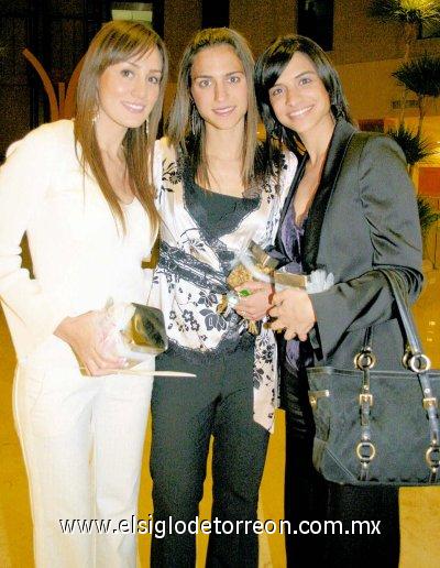 Claudia Flores, Daniela Murra de Cuellar y Cecilia Murra Marroquín.