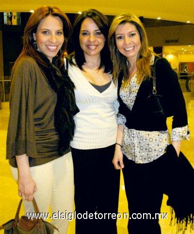 Valeria y Mary Carmen Martínez y Katia Ruíz.