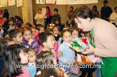 Cristina Grageda de Macías entregando los premios a los ganadores.