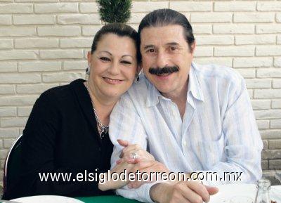 Lety Herrera de Lozano y Arturo Lozano.