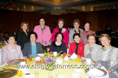 José Pina de López, Lupita Villa de Del Río, María Elena de González, Esther González, María Matilde de Valdéz, Bety de Cantú, Licha de Fernández,  Dora Alicia de Valdés, Elena de Anaya y Olga Alatorre acompañando a la festejada.