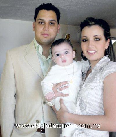 DOBLE BENDICIÓN
Mario Alberto Murguía Martínez y Ana Verónica Echávez de Murguía con su hijo Mario Alberto