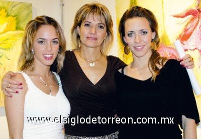 UN NUEVO CONCEPTO
Gabriela Segura de Villarreal con sus hijas Cecey y Gaby Villarreal Segura.