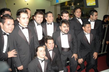 El presidente de Pecime, Alejandro Vázquez, ofreció disculpas al público y en especial a los artistas que se dieron cita en el Teatro Telmex 2 por las múltiples fallas técnicas y el retraso con el que inició la ceremonia. Vázquez abundó que el esfuerzo del talento mexicano vio coronados sus esfuerzos el pasado 25 de febrero, con Guillermo Navarro y Eugenio Caballero.




La banda mexicana 'El Recodo' recibió  un reconocimiento a su trayectoria durante la 37 entrega de la Diosa de Plata.