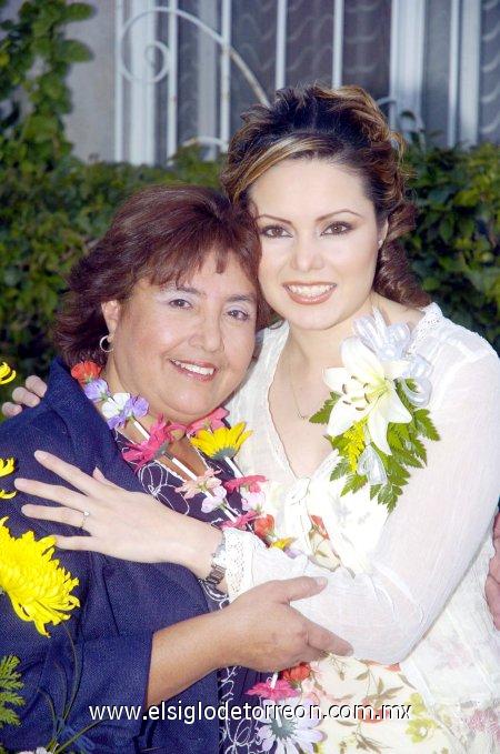 04032007 
La futura novia al lado de su mamá, Marina Rodríguez de López.