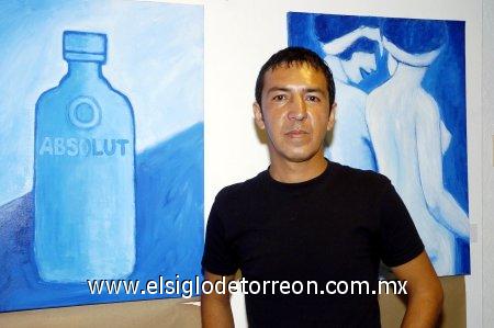 04032007 
Rodrigo Camacho junto a su obra.