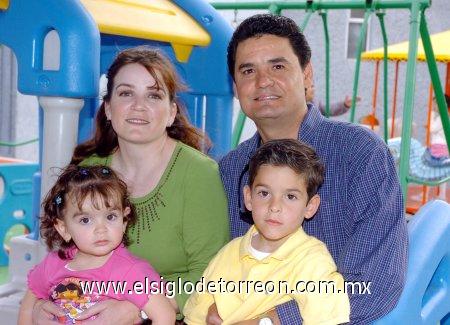 04032007 
Loreto y Eduardo Cruz Guajardo fueron festejados al cumplir dos y seis años de edad, respectivamente, con una alegre piñata organizada por sus padres, Eduardo y Loreto Cruz.