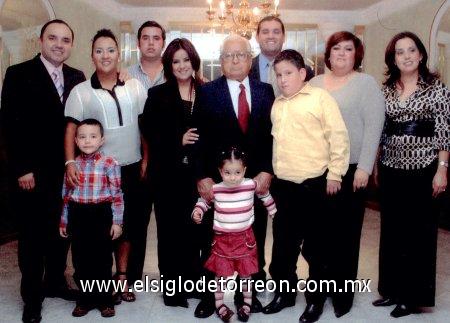 04032007 
Con motivo de su 90 aniversario de vida, el señor Ignacio Balcázar Burgos disfrutó de una agradable reunión, en la que estuvo acompañado por sus nietos y bisnietos