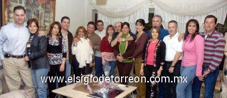 04032007 
Rogelio y Lucía Ramos, acompañados de un grupo de amigos en su celebración de Bodas de Cristal.