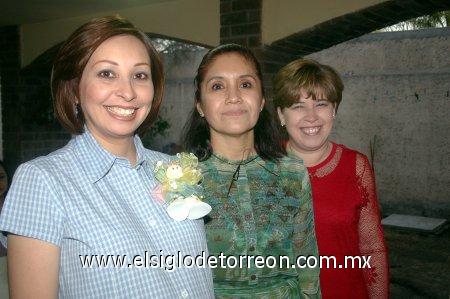 04032007 
Cecilia de Iparrea junto a las organizadoras de su fiesta de canastilla, María Teresa Díaz y Gaby Miranda Armenta.