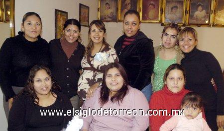 04032007 
Karen Paulina Carlos de Hernández, acompañada de las asistentes a la fiesta de regalos que le ofrecieron para el bebé que espera.