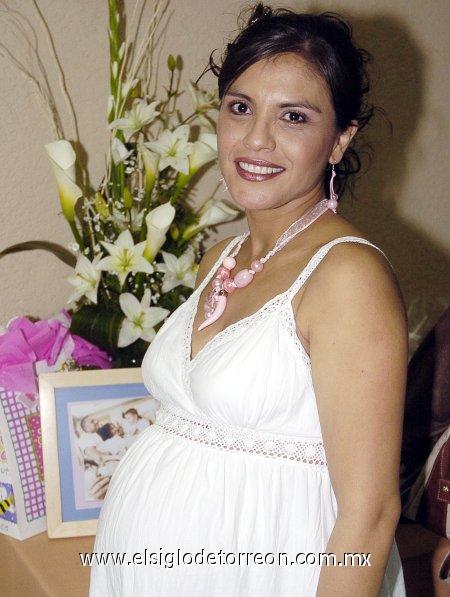 04032007 
Karina Pachicano de Cortez espera su segundo bebé, motivo por el cual disfrutó de una fiesta de canastilla.