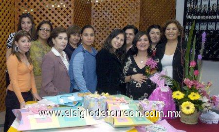 04032007 
Luz Adriana Campos de Reyes, acompañada de las asistentes a su fiesta de canastilla.