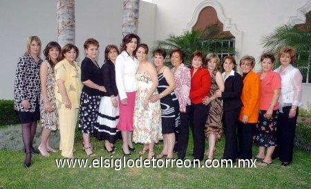 09032007 
La futura novia, Julieta Alarcón, junto a un grupo de invitadas a su fiesta de despedida.