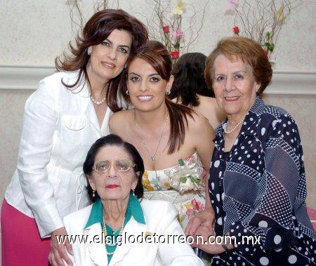 09032007 
Julieta al lado de su mamá Carmen, Corral de Alarcón, y sus abuelitas, Margarita Villarreal de Alarcón y María del Refugio, Melero de Corral.
