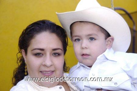 09032007 
Víctor Martínez Cavelaris acompañado de su mamá, Marisol Cavelaris de Martínez.