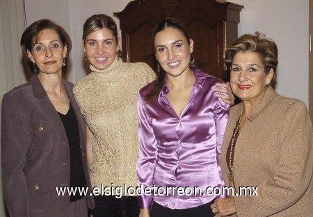 08032007
Ileana Padilla Galera, en compañía de Hilda Patricia de Calderón, Ana Laura Padilla de Delgado y Laura Galera de Padilla.