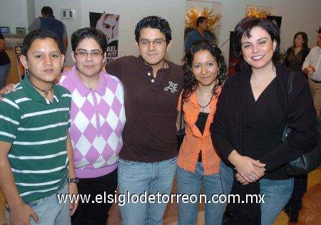 05032007
Ángel Martínez, Paola Alcázar, Jesús Martínez, Cristina Oliva y Cynthia Alcázar.