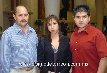 05032007
Damián Reyes, Aurora Ornelas y Alejandro Reyes.