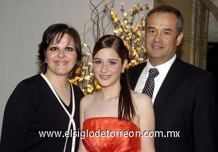 07032007
Alejandra acompañada de sus padres, Alejandra Bitar de Fernández y Eduardo Fernández Elósegui.