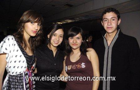 07032007
Valeria Martínez, Marcela Mota, Laura Saltijeral y Esteban Calderón, amigos de la festejada.