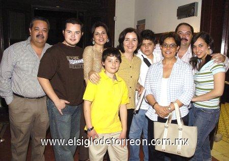 0503200
Ricardo y Sergio Ríos, Teresa Bernal, Daniel Ríos, C. Aguilera de Ríos, Ricardo Ríos Junior, Lety Serna, Édgar y María Fernanda Ríos.