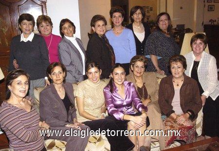 08032007
Ileana acompañada de Beatriz, Hilda de Calderón, Ana Laura Padilla, Alicia de Flores, Ofelia Lira, Lucy Lavín, Rocío de Quiroga, Martha de Pérez, Cristina de Garza, Rosario de Garza, Emilia de Sánchez y Coquis de Cantú.