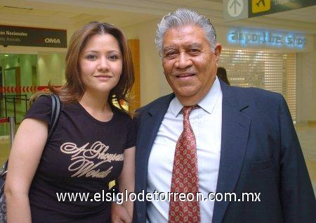 08032007
El maestro pintor Manuel Muñoz Olivares visitó recientemente la ciudad de Torreón, lo acompaña su sobrina Greta Marlene Gómez Salinas.